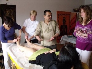 Dr. Shah unterrichtet Ayurweda